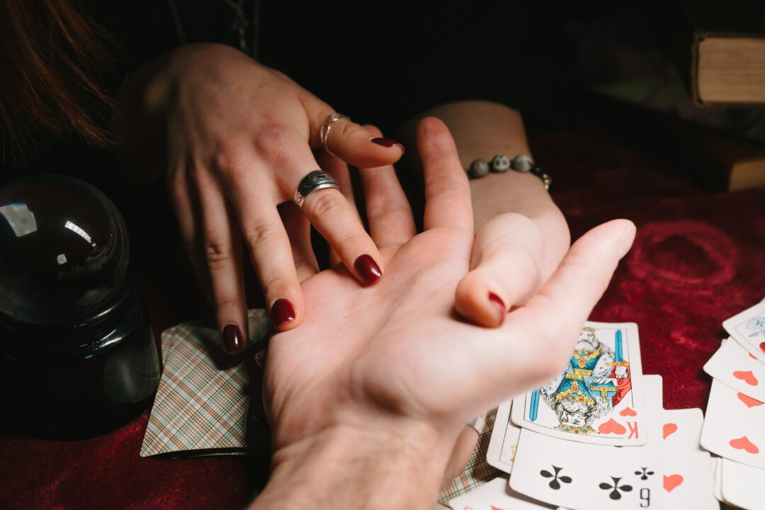 Saiba o que a linha do coração diz sobre o amor na sua vida