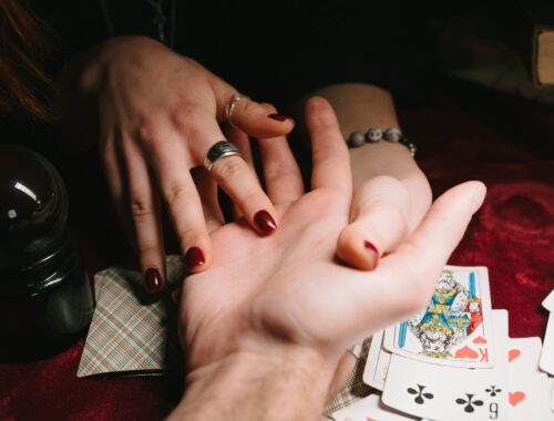 Saiba o que a linha do coração diz sobre o amor na sua vida